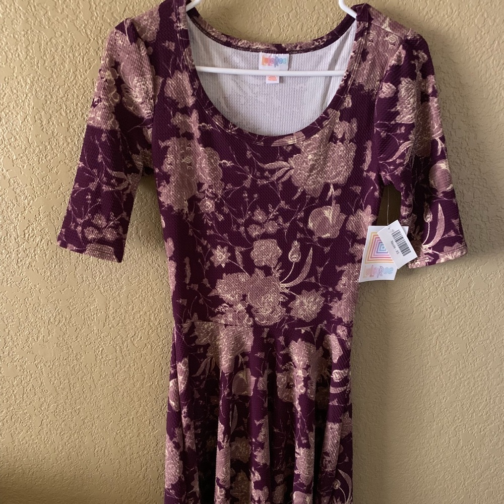 NWT....Lularoe Nicole dress. Size xs.